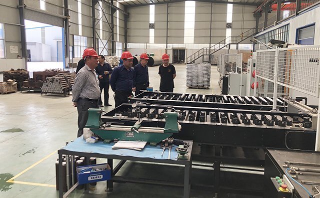 來自山東濱州的客戶在觀摩泰昌制粒機廠家加工設備工藝