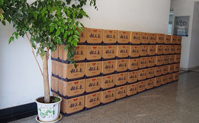 泰昌生物質(zhì)顆粒機(jī)廠家為公司各部門員工集中分發(fā)了米、酒、油等豐厚的中秋節(jié)福利