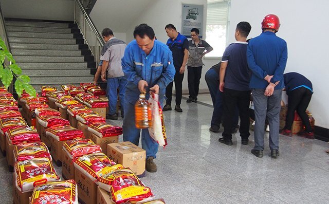 每位員工臉上洋溢著幸福的笑，一份份禮品代表著美好祝愿，傳遞著公司領(lǐng)導(dǎo)對(duì)員工的關(guān)愛。