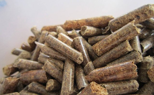 成品秸稈顆粒為香煙狀，長度可以調節